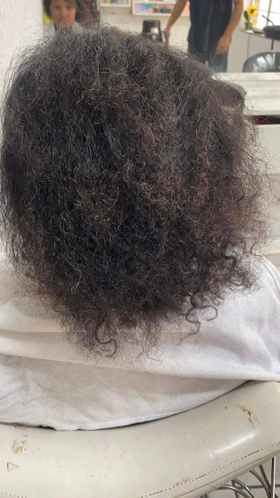 Antes: cabelo cacheado grisalho
