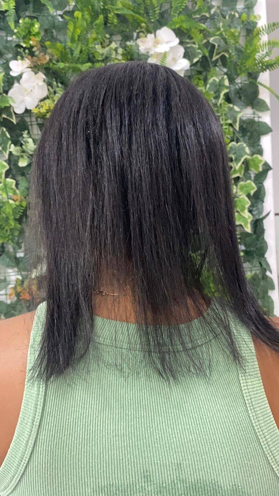 Antes: cabelo liso, mais curto e ralo