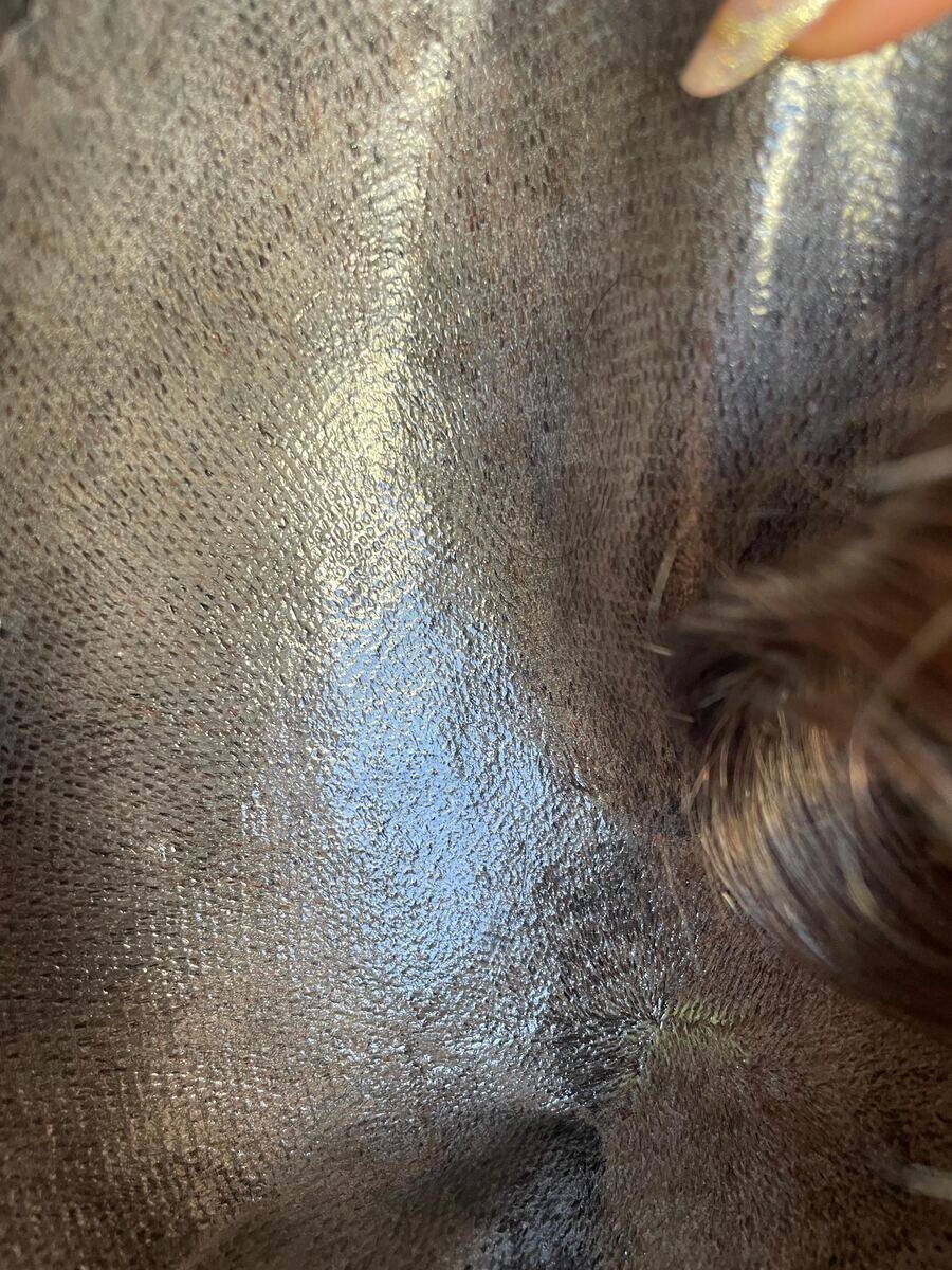 Detalhe macro da base transparente ajustada ao tom de pele